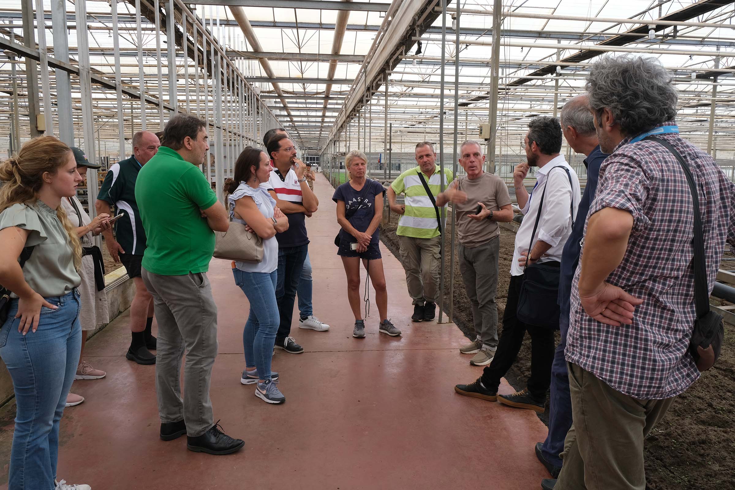TECHNICAL_VISIT_01-L a group of researchers in a greenhouse during a conference in previous years